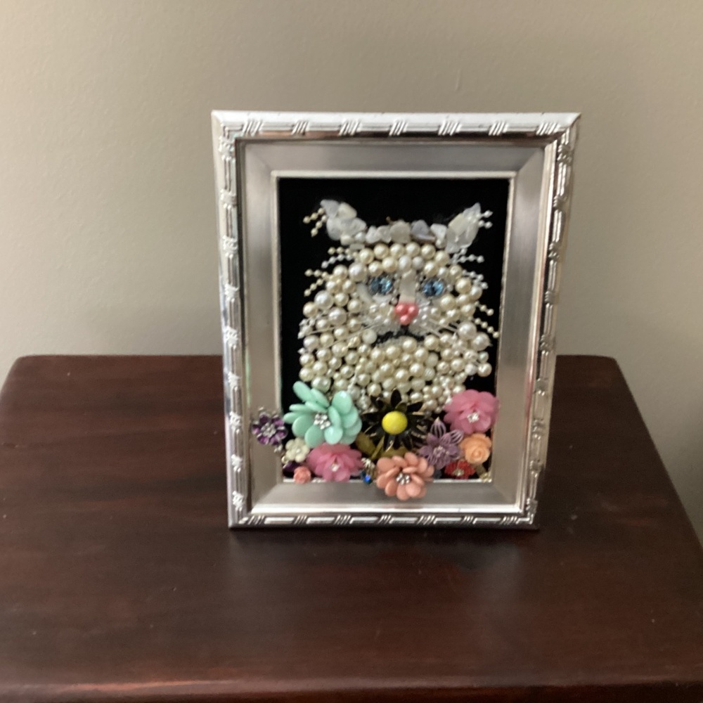 Handmade upcycled jewelry white pearl cat flowers silver frame blue eyes whisker - Picture 7 of 9